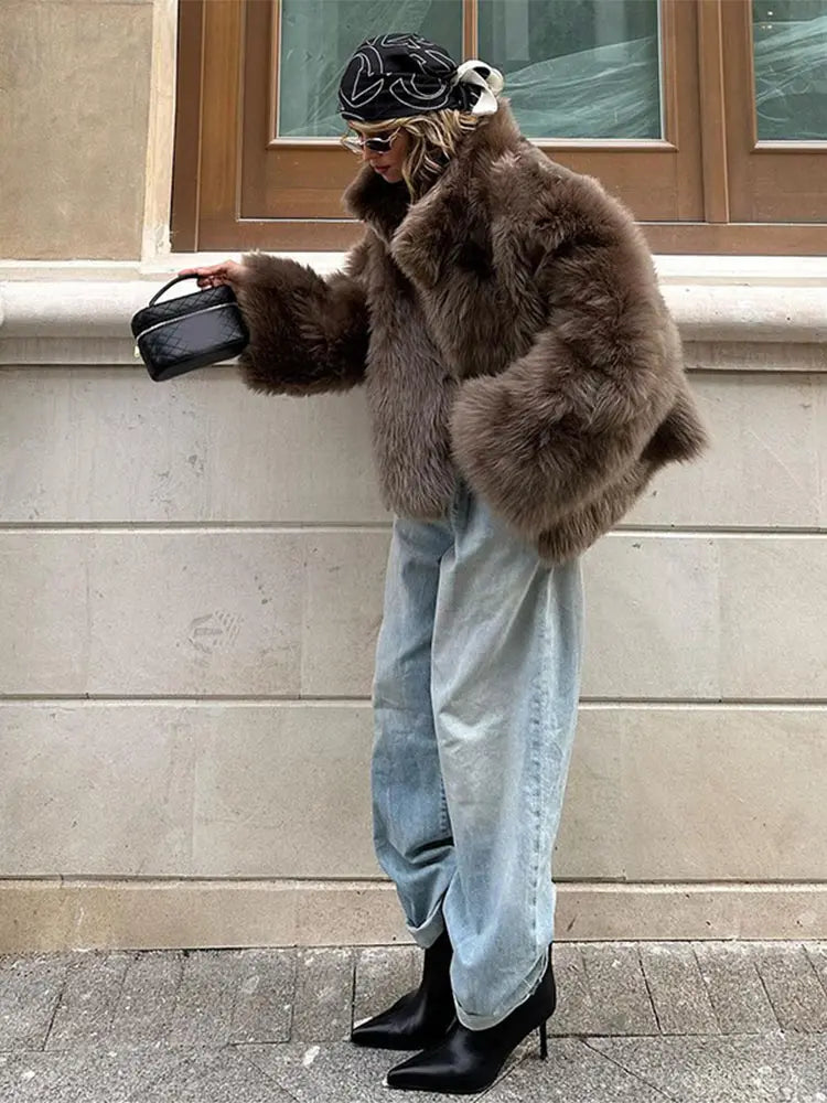 Cappotto corto in pelliccia sintetica marrone con risvolto