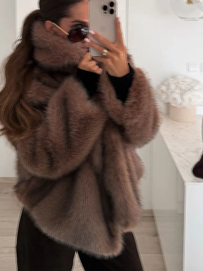 Smeđa ženska kratka jakna od umjetnog krzna na rever