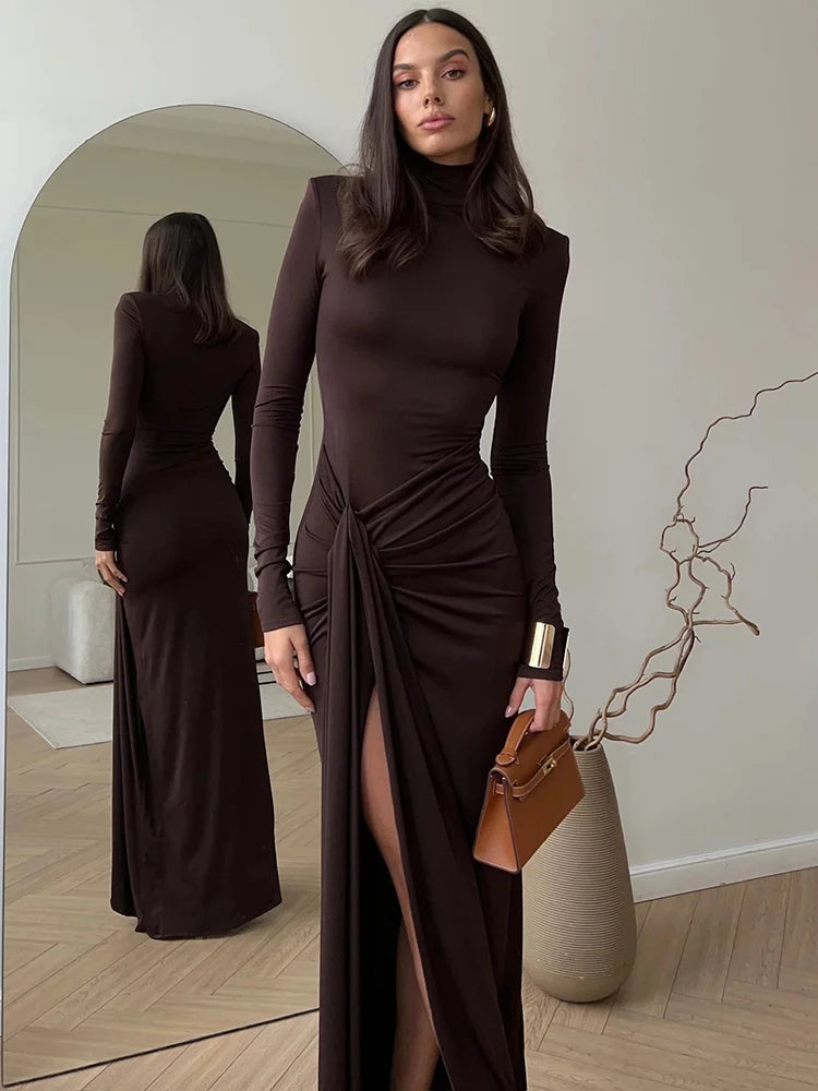 Langes Maxikleid mit Rollkragen und Schlitz am Oberschenkel
