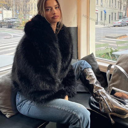 Mantel aus Kunstfuchspelz mit Schalkragen